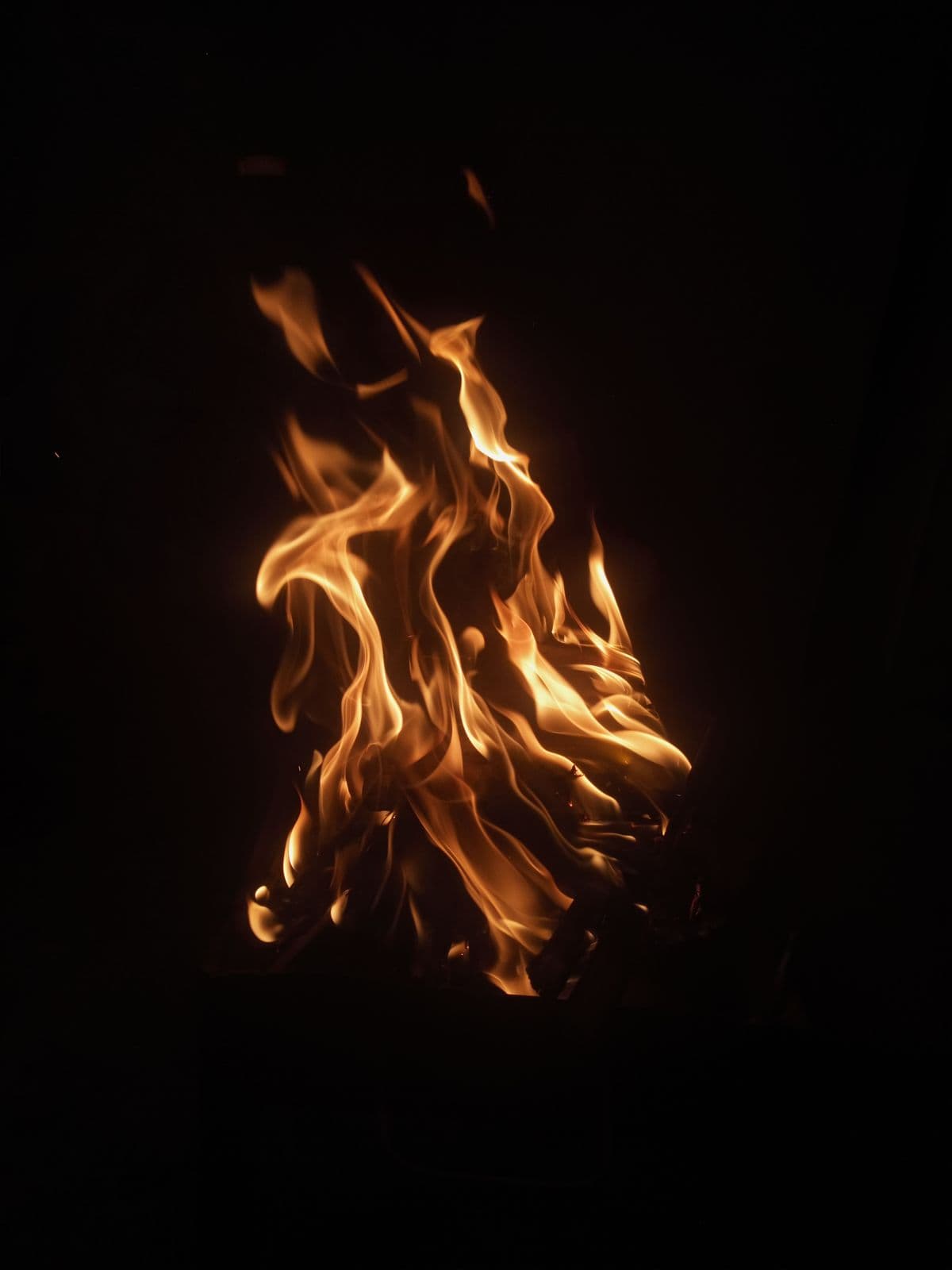 Flamme de forge qui s'élève dans l'obscurité